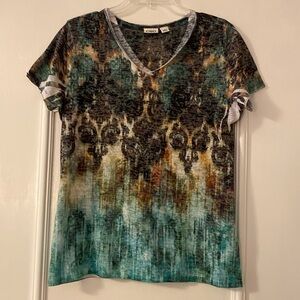 Women’s patterned short sleeve patterned T-shirt, v-neck in green, brown, white.